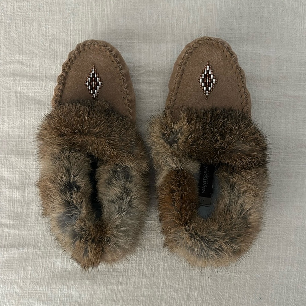 Manitobah Mukluks, Ladies Size 7 real fur Moccasin Slippers